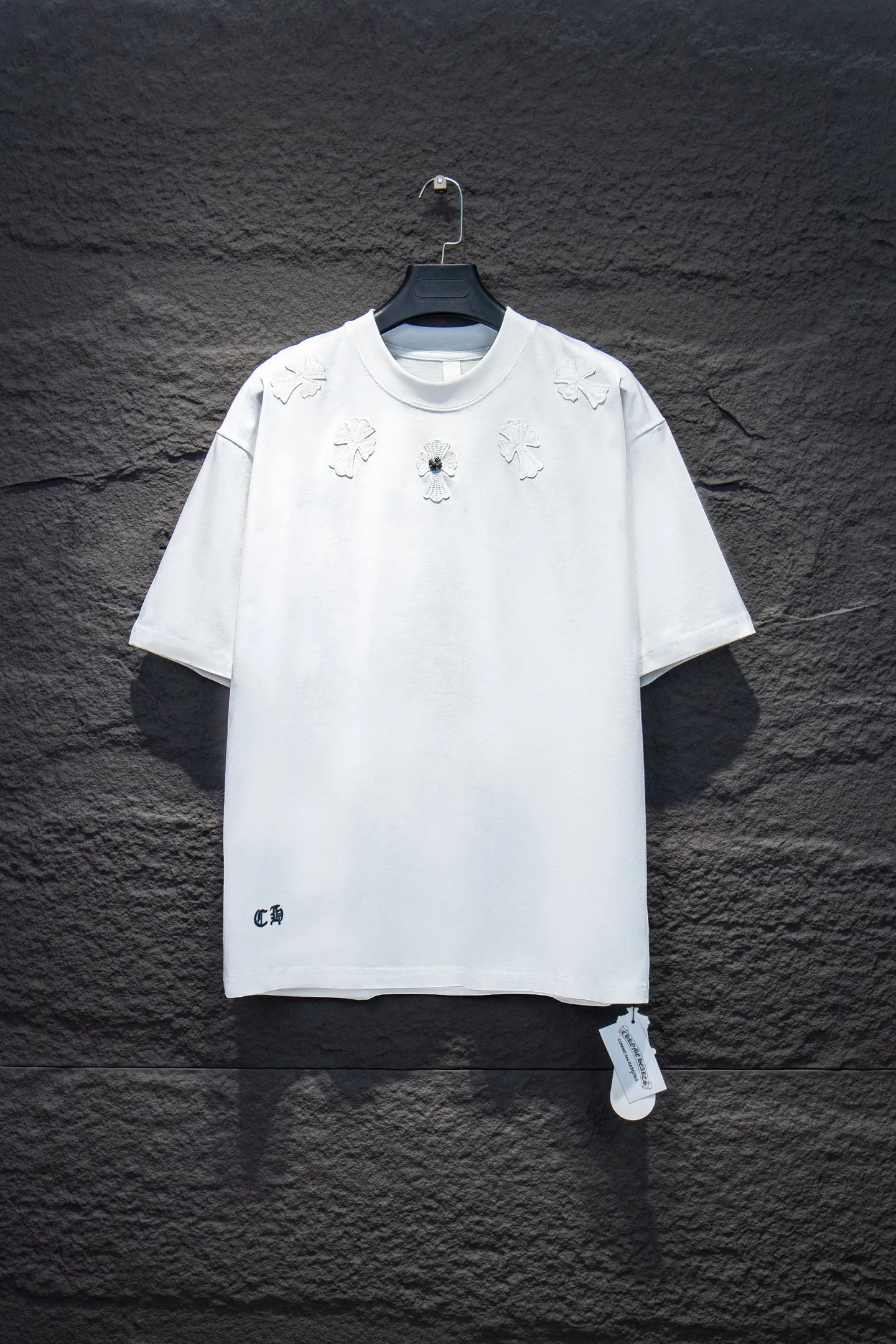 P180 Chrome hearts 25FW This year’s popular Chrome Hearts model is so 🉑️. The imported leather label on the front chest is made of ZP material. 1:1 restoration makes it easy to touch. It has a large resistance and is very smooth to the touch, which is different from the market. The letters are machine embroidered with leather material after adjusting according to the original details. The thickness is moderate. The hardware is imported. Front #embroidery. Imported Tajima high-density heavy embroidery technology. The font is three-dimensional and full. The back panel is specially imported machine embroidery. The hardware is added with handcrafts. The cost is extremely high. It uses 32-count double yarn and 260-gram weight fabric. It is super comfortable. It is very comfortable and soft to wear in spring and summer. You will not feel stuffy. It is very comfortable to wear and absorbs sweat, so it is more suitable to wear. It can be used as a base in spring and can be worn casually on the street. The color is eye-catching 👍 The simple version is full of fashion and very comfortable to wear. It is well-designed and refuses to be monotonous and vulgar. It does not make ordinary styles. Modern elements and design sense come to the face, giving the piece of clothing a unique fashion color~ Color: White Black Size Chart: S M L XL